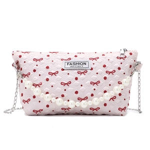 Trousse à maquillage rose matelassée avec poignée en perles et imprimés papillons élégants