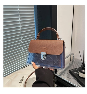 Détail du sac à main en cuir et PVC bleu avec des coutures en losanges classiques