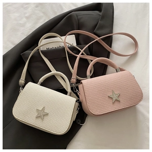 Detail der Crossbody-Tasche mit Stern-Diamanten und Twill-Textur in Creme und Rosa