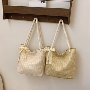 Straw shoulder bags with lace bows and rope handles in beige and khaki for summer beach