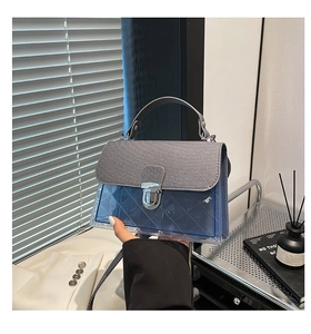 Détail du sac en PVC transparent bleu avec motif en treillis et fermoir en métal argenté