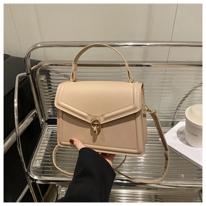 Détail du sac en cuir PU beige avec serrure en métal doré et coutures fines