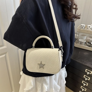 Elegante cremeweiße Web-Handtasche mit funkelndem Sternendetail und verstellbarem Schultergurt