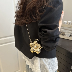 Mini gold flower-shaped crossbody bag with central pearl and elegant gold chain strap