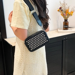 Sac à bandoulière noir clouté avec large sangle pour femme style décontracté
