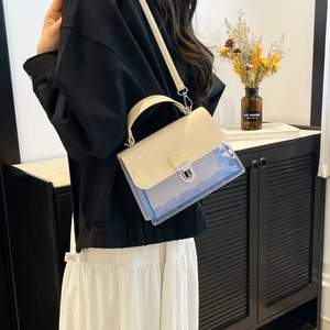 Sac bandoulière en PVC bleu avec rabat imprimé animal crème et fermoir tournant argent