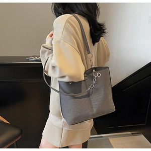 Detailansicht der großen Tote-Bag mit silberner Kette und grauem Strukturstoff