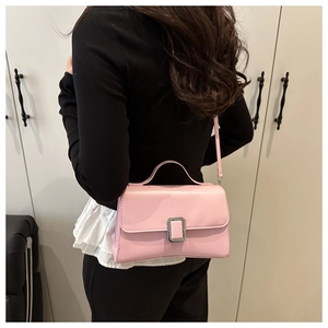 Modèle portant un sac à bandoulière rose minimaliste avec boucle en argent au quotidien