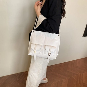 Grand sac à bandoulière blanc minimaliste en similicuir avec deux poches porté par modèle