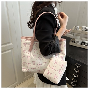 Ensemble cabas chic à motif nœuds roses avec petite pochette assortie en situation