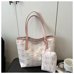 Détail de l'ensemble de sacs cabas imprimés comprenant un grand sac et une pochette zippée