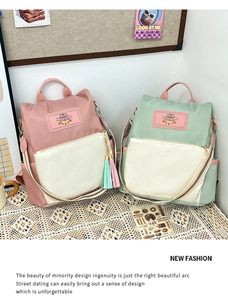 Détails d'un sac à dos tendance en tissu Oxford pastel avec franges et badge Rabbit