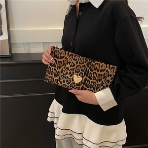 Pochette enveloppe léopard chic pour femme avec un fermoir métallique doré en forme de cœur
