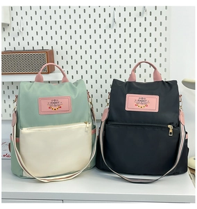 Détail du sac à dos en nylon bicolore avec poches zippées et étiquette Rabbit