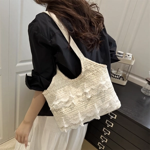 Sac cabas chic en dentelle beige avec volants et larges bandoulières pour les vacances