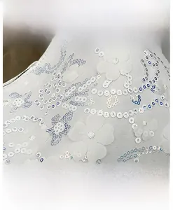 Détail macro de broderie florale à paillettes blanches sur résille pour sacs à main