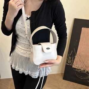 Petit sac carré texturé blanc crème avec poignée supérieure et plaque logo métallique