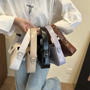 Sacs à bandoulière minimalistes en cuir verni pour femmes en blanc, beige, noir et violet