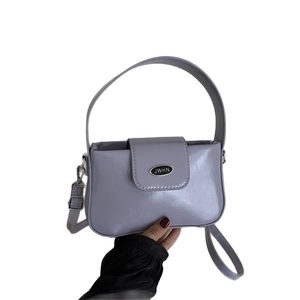 Sac à main chic en cuir brillant lavande avec bandoulière et logo JWHN gravé