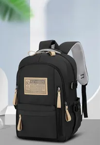 Dettaglio del tessuto in nylon impermeabile e degli scomparti multipli dello zaino nero