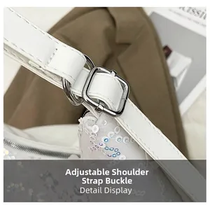 Détail de la boucle argentée réglable sur la bandoulière à paillettes blanches de haute qualité