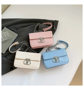 Drei minimalistische Umhängetaschen in Rosa, Weiß und Blau mit Ring-Metallschnallen