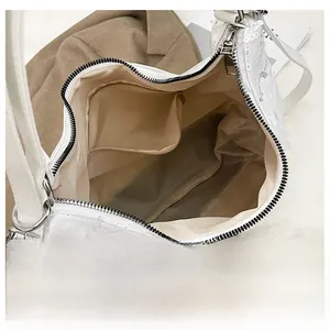 Vue détaillée de l'intérieur d'un sac hobo à paillettes blanches avec poche zippée