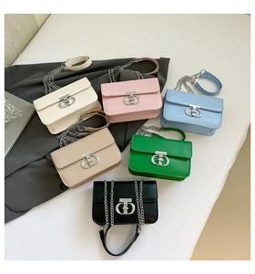 Detailsammlung minimalistischer Leder-Quadrattaschen mit silbernen Ketten in 6 Farben