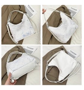 Vues détaillées du sac blanc à paillettes avec sangle ajustable et boucles métalliques