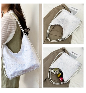 Vues détaillées du sac hobo blanc à paillettes brodées fleurs et sa capacité de rangement