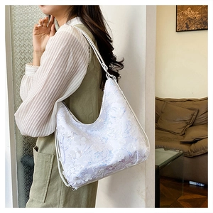 Détail du sac à bandoulière pailleté blanc avec fleurs en mousseline 3D et fine lanière