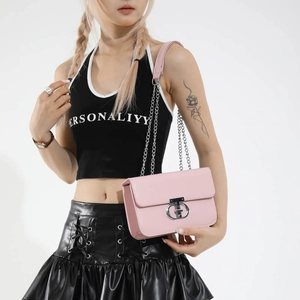 Rosa rechteckige Schultertasche mit silberner Kette und metallischer runder Schnalle