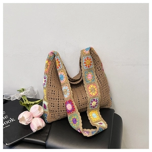 Détail du sac à bandoulière en crochet bohème avec motifs floraux colorés en maille