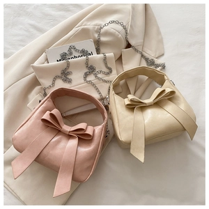Détail de sacs nœuds élégants en rose et beige avec détails de chaîne en argent