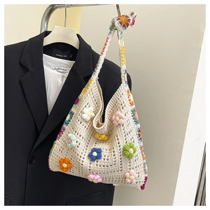 Détail du sac bandoulière au crochet fait main avec broderies florales en 3D