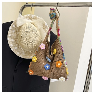 Détail du sac cabas crocheté à la main avec appliques florales 3D colorées et texture maille