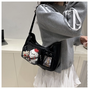 Détail d'un sac Ita en cuir PU noir avec fenêtre transparente pour breloques en peluche