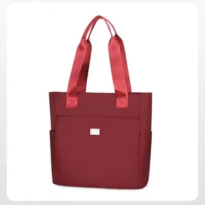 Borsa tote rossa in nylon impermeabile con tasca a zip e ampi manici in fettuccia