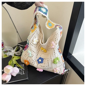 Détail du sac floral au crochet avec fleurs 3D colorées et sangle de style bohème