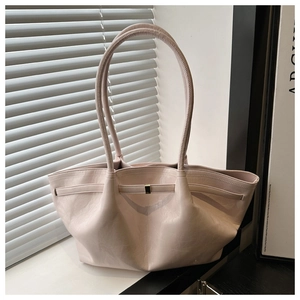 Dettaglio della borsa tote rosa chiaro con texture in morbida ecopelle e fibbia in metallo dorato