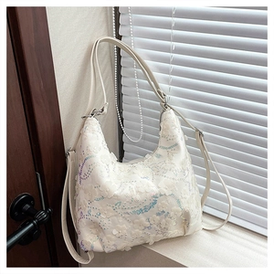 Détail du sac hobo à paillettes blanches avec fleurs 3D en mesh et boucles argentées