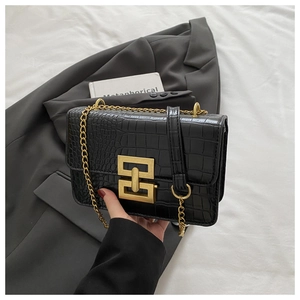 Chique zwarte crossbodytas met krokodillenpatroon, gouden ketting en geometrische gesp