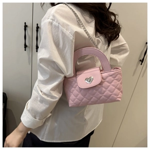 Detailaufnahme der rosa Stepptasche mit silbernem Herzschloss aus Metall und Kette