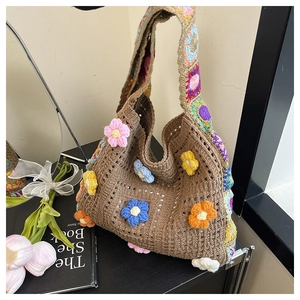 Détail macro de fleurs au crochet 3D sur un sac à bandoulière en coton marron vintage