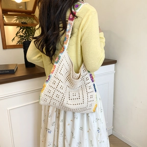 Sac fourre-tout en tricot ajouré avec tournesols colorés au crochet et motif tissé blanc