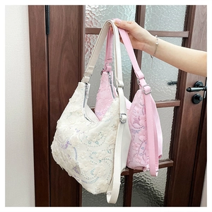 Détail de sacs hobo bohèmes avec broderie florale 3D et sequins scintillants