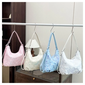Détails des sacs hobo en rose, crème, bleu et blanc avec paillettes florales fines
