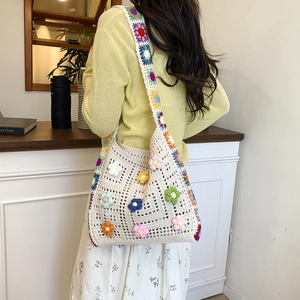 Sac fourre-tout au crochet avec fleurs 3D colorées et bandoulière tressée à la main