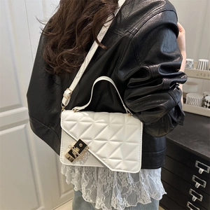 Sac bandoulière blanc matelassé en similicuir avec fermoir doré et poignée pour femme