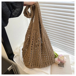 Détail du sac fourre-tout marron tissé avec texture maille crochet et longue poignée
